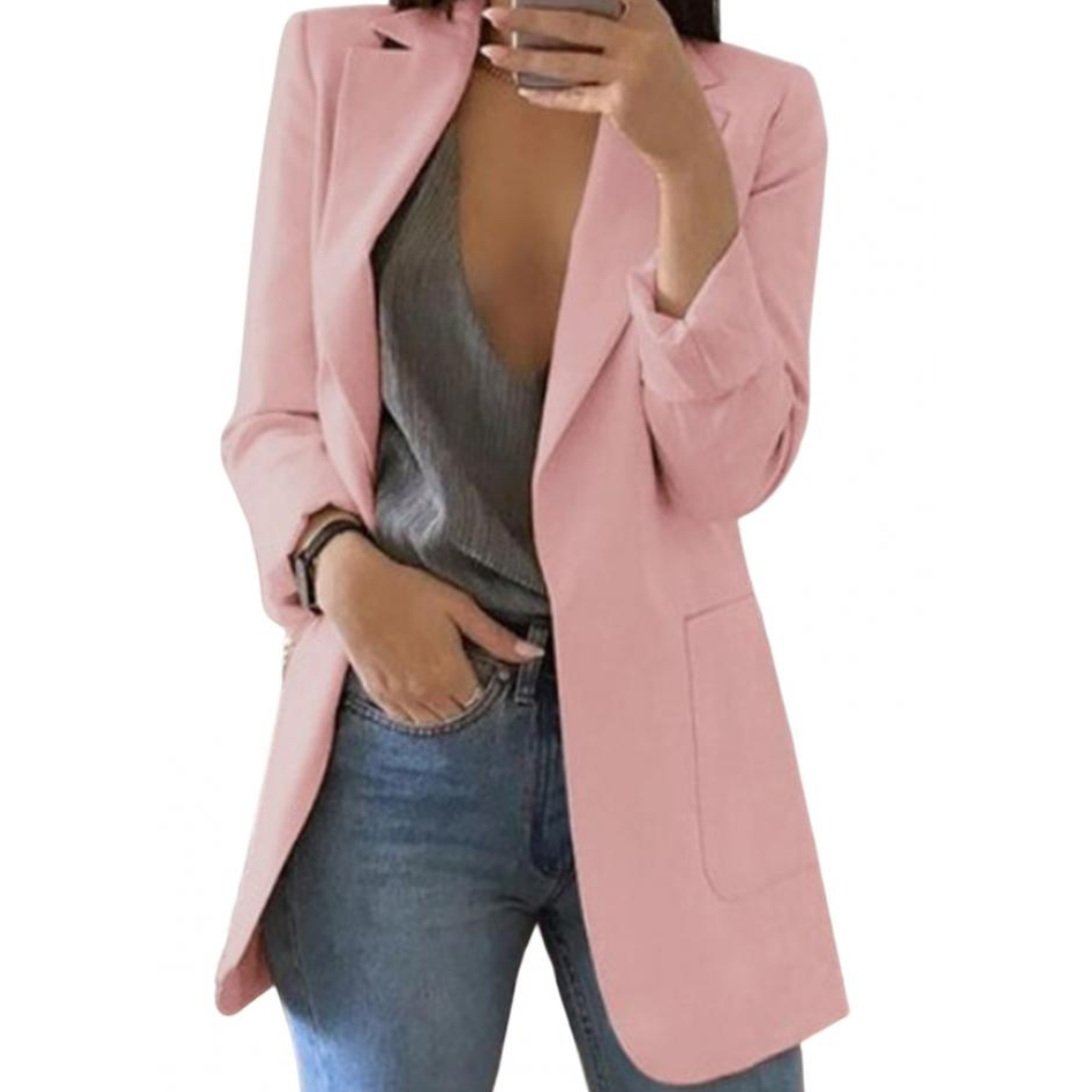 Giacca blazer donna rosa, elegante e moderna, abbinata a top grigio e jeans. Moda femminile, abbigliamento casual chic.