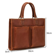 Borsa in pelle marrone con manici, due tasche frontali, dimensioni 38x30x8 cm. Elegante e pratica per lavoro o uso quotidiano.