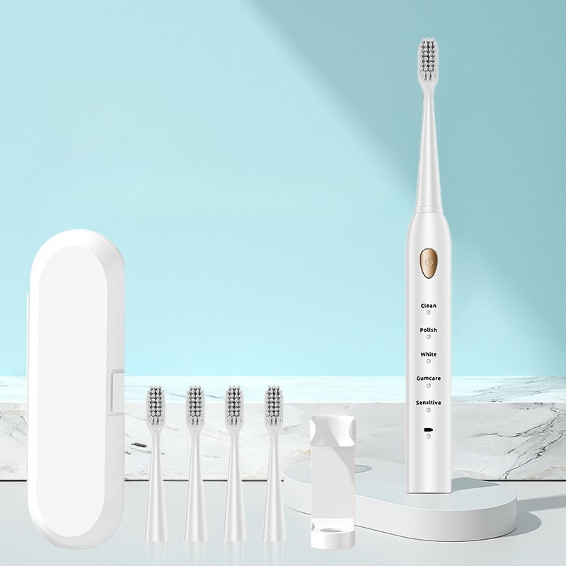 Spazzolino elettrico bianco con cinque testine di ricambio, custodia da viaggio e supporto. Design moderno, ideale per igiene orale quotidiana.