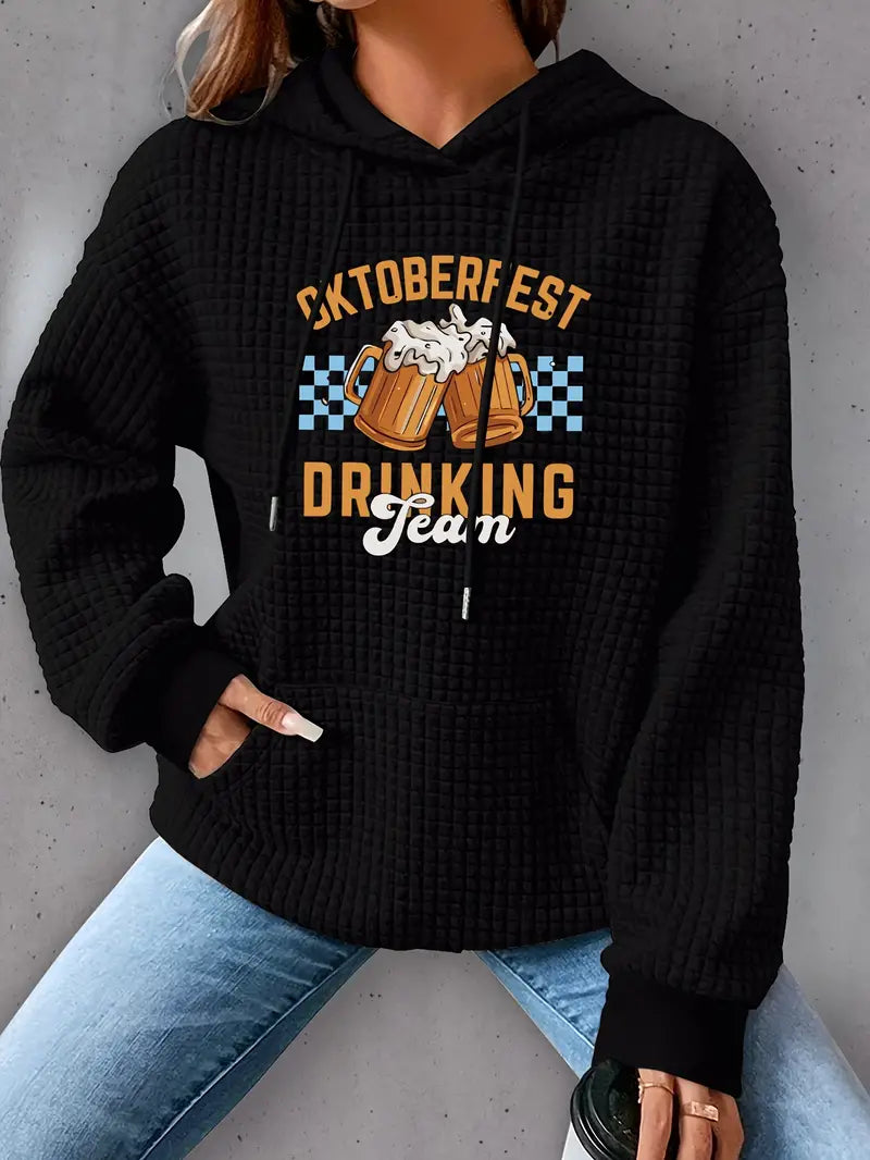 Felpa nera con cappuccio, design "Oktoberfest Drinking Team" con boccali di birra, ideale per feste e abbigliamento casual autunnale.