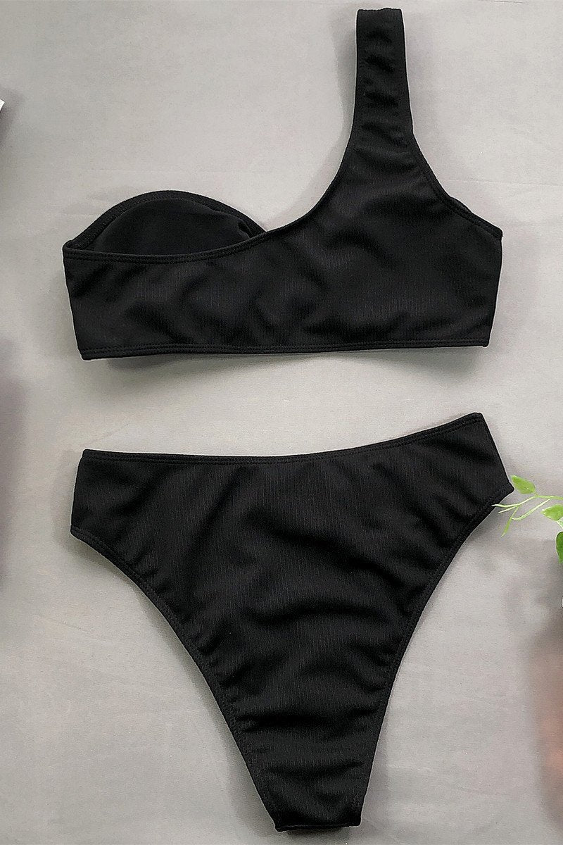 Costume da bagno nero donna, bikini asimmetrico a vita alta, design moderno ed elegante, perfetto per l'estate e la spiaggia.