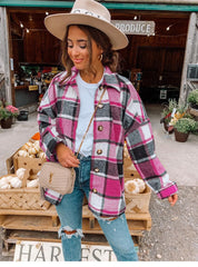 Donna con cappotto a quadri rosa e bianco, jeans strappati, borsa beige, cappello beige, davanti a negozio di prodotti agricoli. Moda autunnale casual.