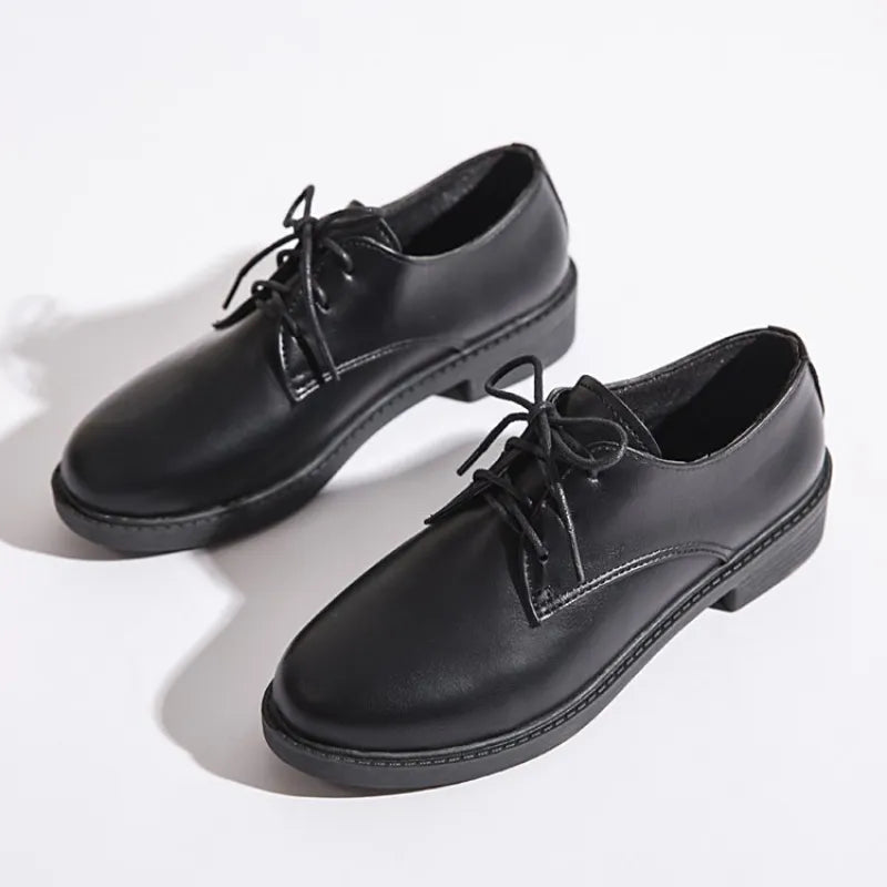 Scarpe stringate nere in pelle, design classico, suola robusta, eleganti e versatili per uomo, ideali per ufficio e occasioni formali.