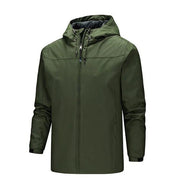 Giacca impermeabile verde con cappuccio, chiusura a zip, design casual, ideale per outdoor e trekking. Tessuto resistente e antivento.