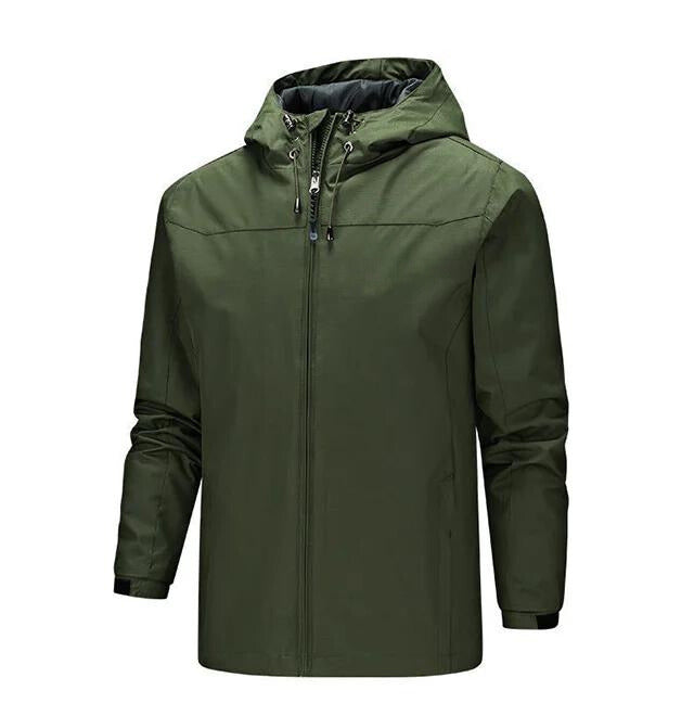 Giacca impermeabile verde con cappuccio, chiusura a zip, design casual, ideale per outdoor e trekking. Tessuto resistente e antivento.