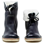 Stivali invernali neri in pelle con fodera in pelliccia sintetica bianca, cuciture a contrasto e suola in gomma beige. Scarpe moda donna.