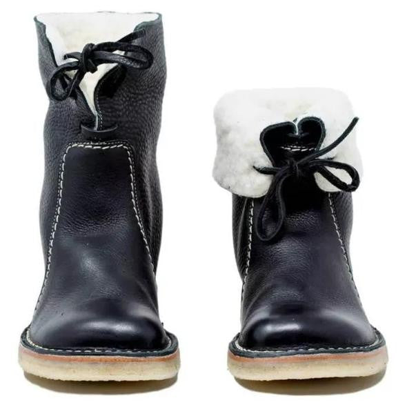 Stivali invernali neri in pelle con fodera in pelliccia sintetica bianca, cuciture a contrasto e suola in gomma beige. Scarpe moda donna.