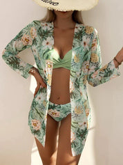 Kimono mare donna floreale verde, bikini coordinato, cappello a tesa larga. Moda estiva, abbigliamento da spiaggia elegante e trendy.