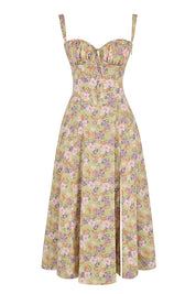 Abito estivo lungo a fiori, verde chiaro, con spalline sottili e scollo a cuore. Perfetto per occasioni casual e look estivi eleganti.