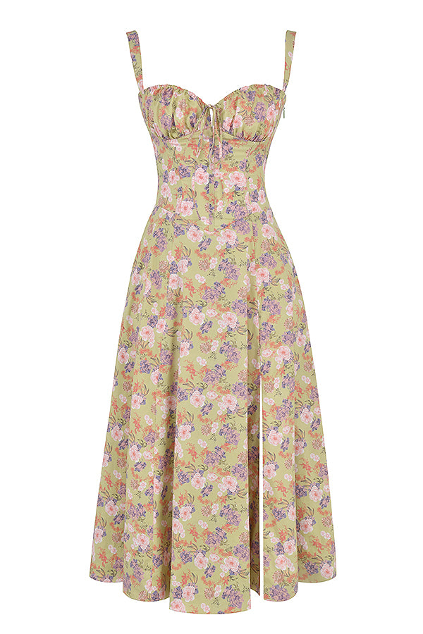 Abito estivo lungo a fiori, verde chiaro, con spalline sottili e scollo a cuore. Perfetto per occasioni casual e look estivi eleganti.
