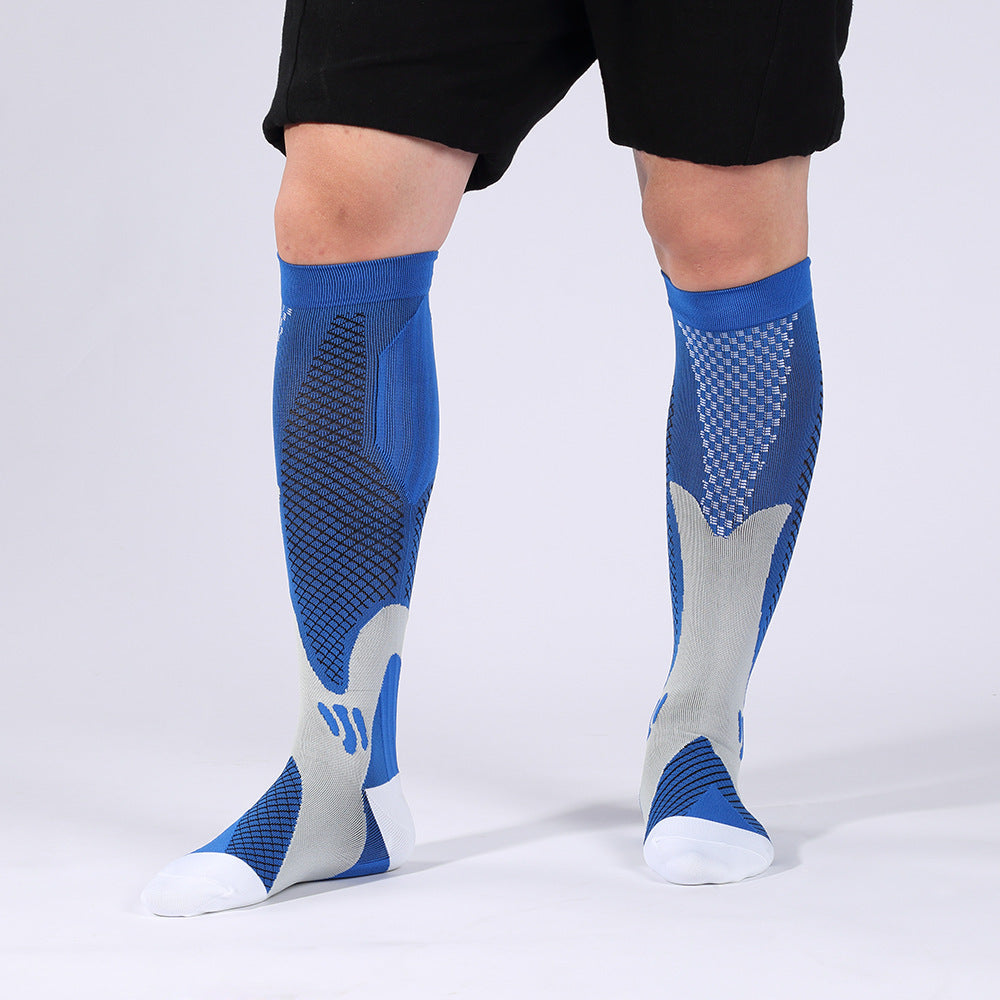 Calze a compressione blu e grigie indossate da una persona, design sportivo, ideali per migliorare la circolazione e il recupero muscolare.