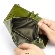 Portafoglio verde in pelle con cerniera aperta, scomparti multipli e design elegante. Accessorio moda donna, pratico e spazioso.