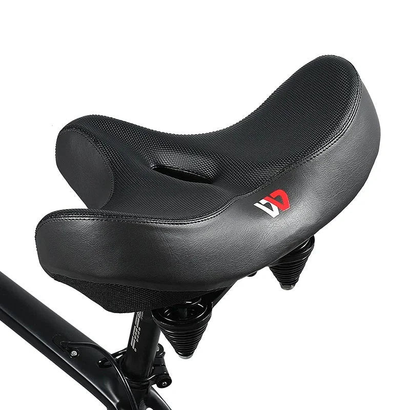 Sella bici ergonomica nera, imbottita, con logo rosso, design confortevole per ciclismo, compatibile con biciclette standard, ammortizzata.