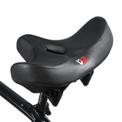 Sella bici ergonomica nera, imbottita, con logo rosso, design confortevole per ciclismo, compatibile con biciclette standard, ammortizzata.