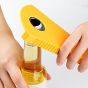 Apribottiglie giallo in plastica, design ergonomico, utilizzato per aprire una bottiglia di birra. Accessorio cucina pratico e resistente.