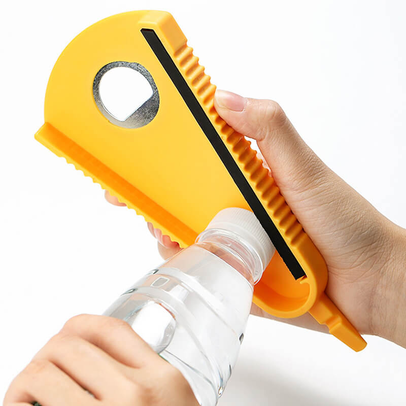 Apribottiglie multifunzione giallo, design ergonomico, impugnatura antiscivolo, ideale per bottiglie e tappi difficili da aprire. Accessorio cucina essenziale.