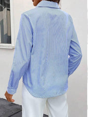 Camicia a righe blu e bianche da donna, maniche lunghe, stile casual, tessuto leggero, perfetta per look eleganti e quotidiani.