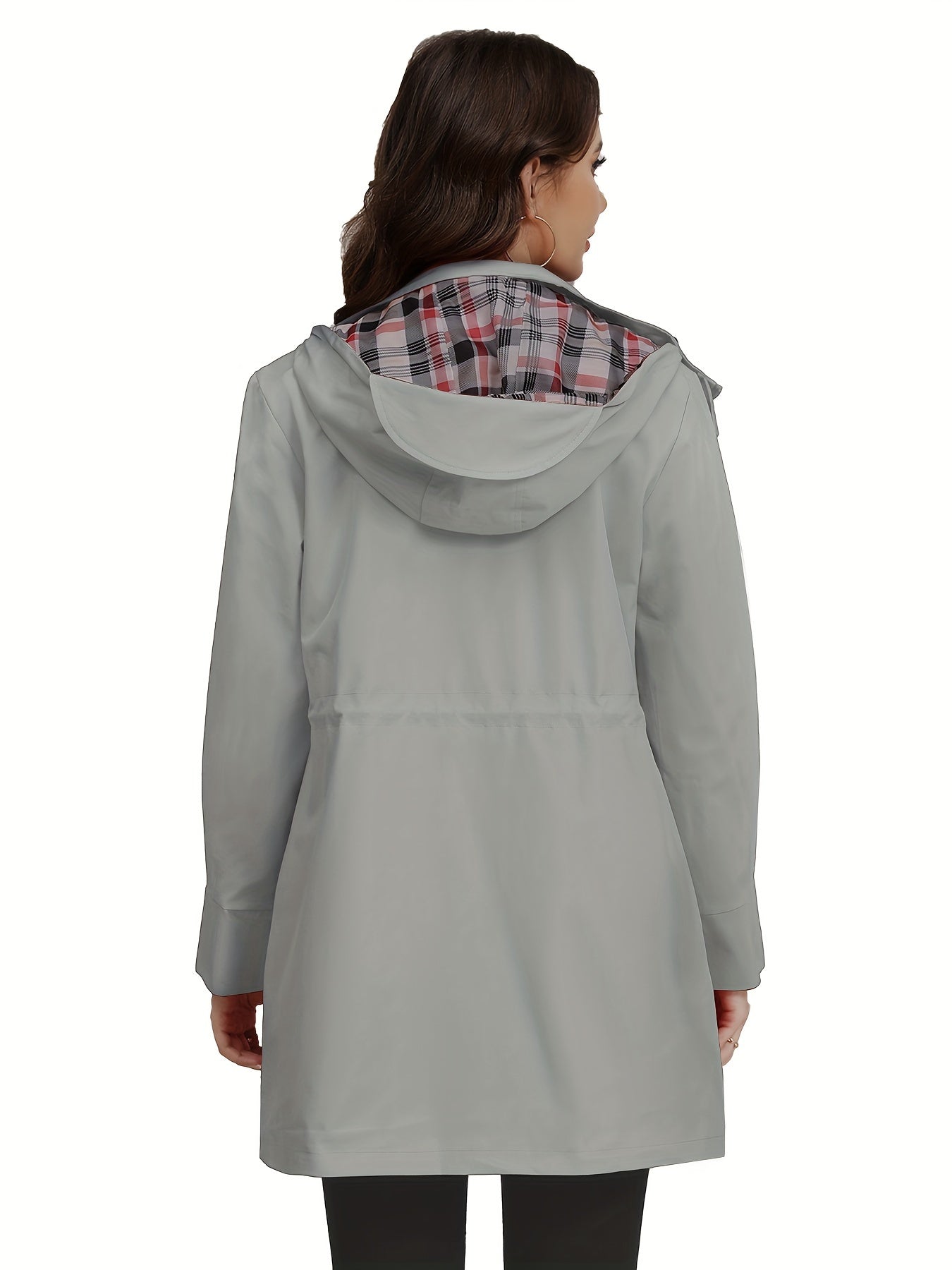 Giacca impermeabile donna grigia con cappuccio, fodera a quadri, vista posteriore. Elegante e funzionale per pioggia. Moda autunnale.