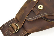 Borsa a tracolla in pelle marrone con cuciture bianche, chiusura a zip e fibbia in metallo. Accessorio moda uomo/donna elegante e resistente.