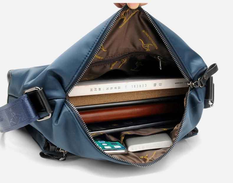 Zaino blu aperto con libri, portafoglio, smartphone e accessori. Design moderno, ideale per scuola o lavoro. Tasche multiple per organizzazione.