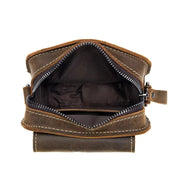 Borsello in pelle marrone con cerniera aperta, cuciture bianche, design compatto. Ideale per uomo, accessorio moda, portafoglio vintage.