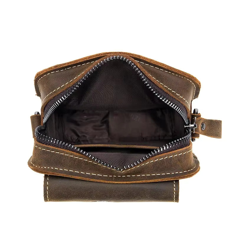Borsello in pelle marrone con cerniera aperta, cuciture bianche, design compatto. Ideale per uomo, accessorio moda, portafoglio vintage.