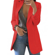 Giacca blazer donna rossa elegante, abbinata a top grigio e jeans. Moda femminile, abbigliamento casual chic, tendenze autunno.