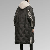 Cappotto lungo nero imbottito con cappuccio, design a righe bianche sulle maniche, moda invernale, abbigliamento casual donna.
