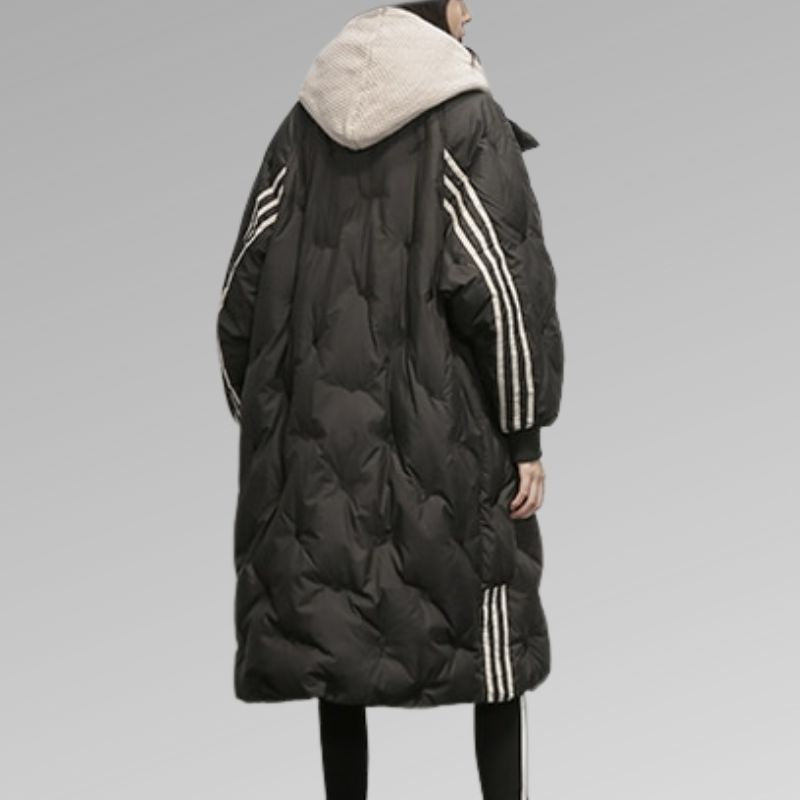 Cappotto lungo nero imbottito con cappuccio, design a righe bianche sulle maniche, moda invernale, abbigliamento casual donna.