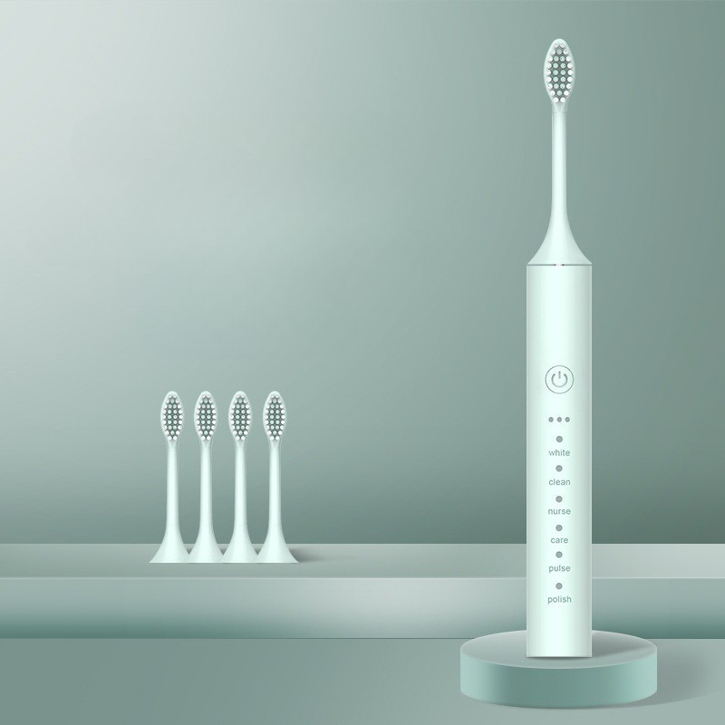 Spazzolino elettrico bianco con base di ricarica e quattro testine di ricambio, design moderno, ideale per igiene orale e pulizia dentale efficace.