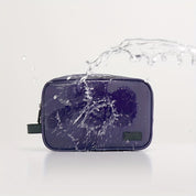 Astuccio da viaggio impermeabile viola con spruzzi d'acqua, design elegante e resistente, ideale per cosmetici e accessori.