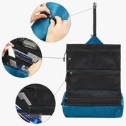 Organizer da viaggio sospeso blu con tasche multiple, chiusura a zip, ideale per articoli da toeletta. Design compatto e pratico per viaggi.