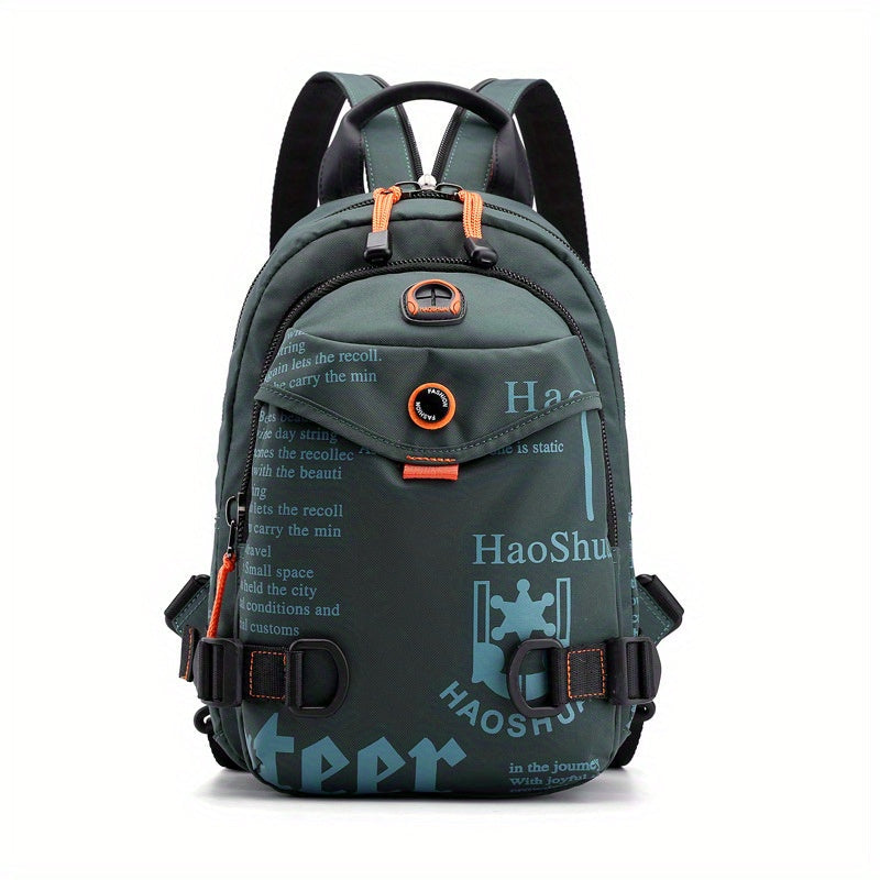 Zaino verde scuro con dettagli arancioni, tasche multiple e stampa grafica. Ideale per scuola e viaggio. Design moderno e funzionale.