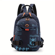 Zaino blu scuro con scritte bianche, tasche multiple, cerniere arancioni, spallacci regolabili. Ideale per scuola, viaggio, tempo libero.