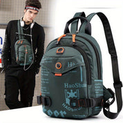 Zaino verde scuro con dettagli arancioni, design moderno, indossato da un giovane con cuffie. Perfetto per scuola e viaggi urbani.