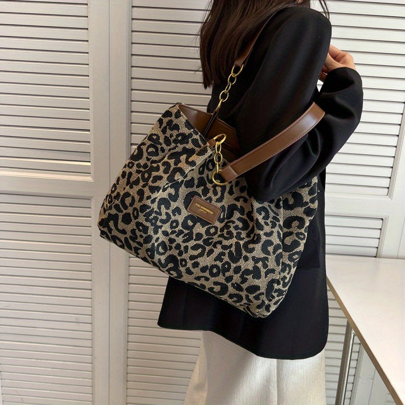 Donna con borsa a tracolla leopardata, manici marroni, catena dorata. Moda femminile, accessori eleganti, stile casual chic.