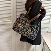 Donna con borsa a tracolla leopardata, manici marroni, catena dorata. Moda femminile, accessori eleganti, stile casual chic.