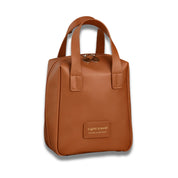 Borsa a mano in pelle marrone chiaro, design compatto, doppio manico, chiusura a zip, ideale per viaggi e uso quotidiano. Elegante e funzionale.