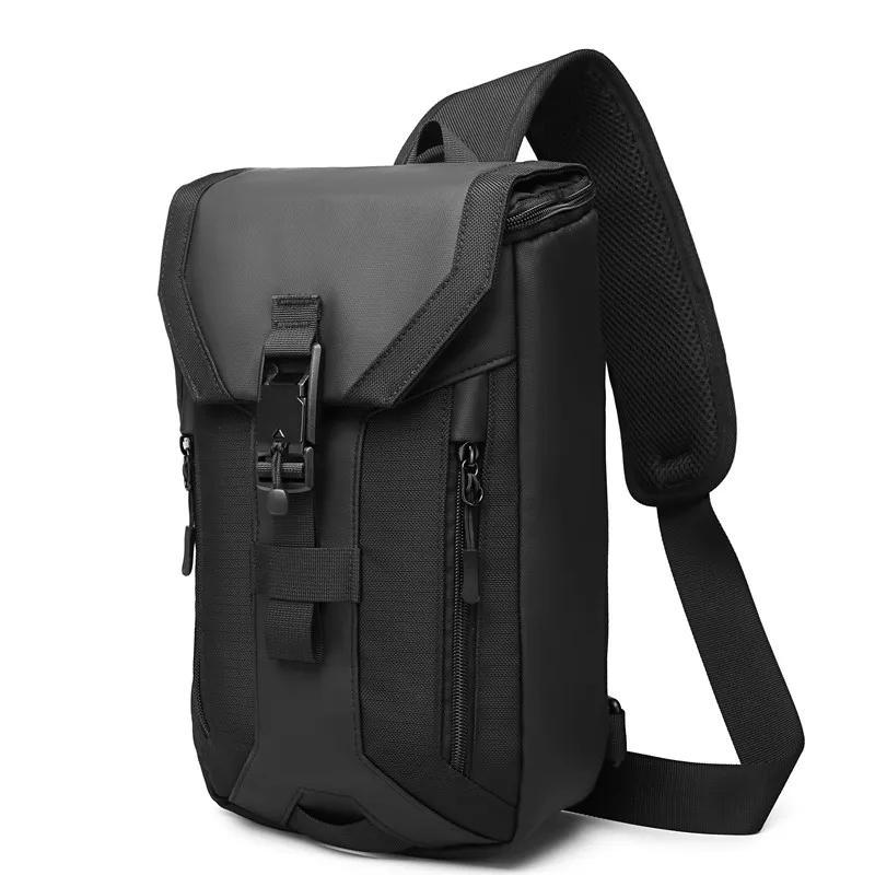 Zaino monospalla nero impermeabile, design moderno, con chiusura a fibbia e tasche con zip, ideale per viaggi e uso quotidiano.