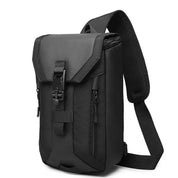 Zaino monospalla nero impermeabile, design moderno, con chiusura a fibbia e tasche con zip, ideale per viaggi e uso quotidiano.