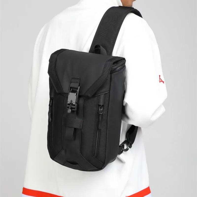 Zaino nero a tracolla unisex, design moderno e compatto, con chiusura a fibbia e tasche con zip, indossato su giacca bianca. Accessorio moda urbano.
