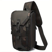 Zaino monospalla nero con motivo mimetico, tasche con zip, chiusura a fibbia, design moderno e resistente, ideale per escursioni e uso quotidiano.