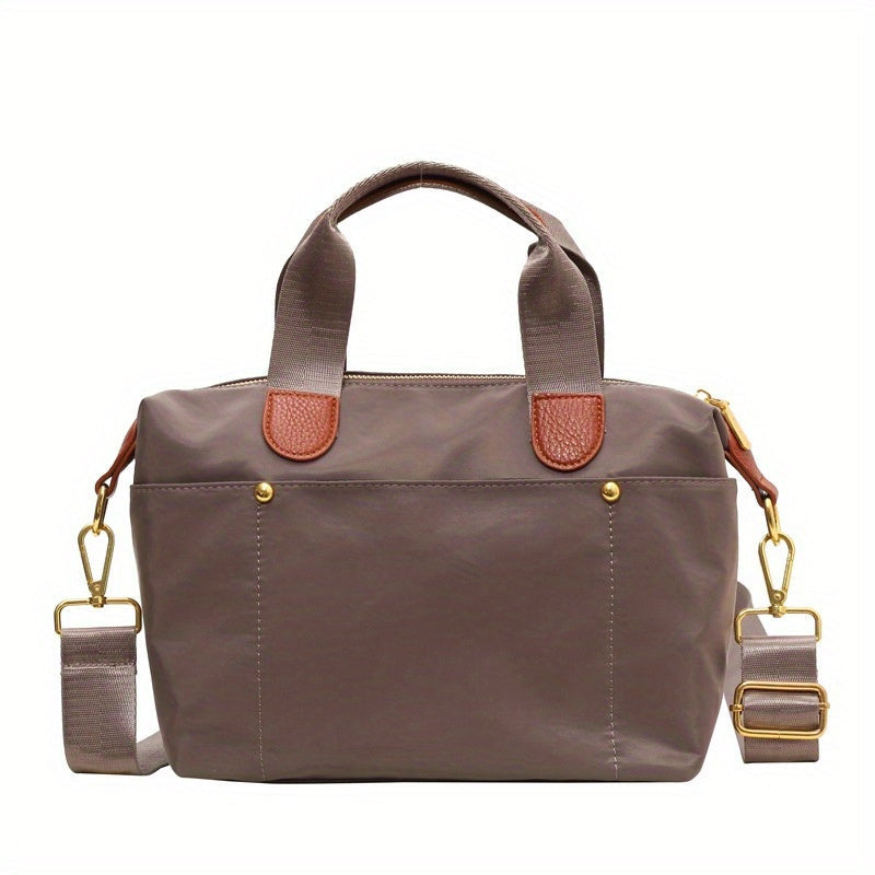 Borsa a tracolla in nylon marrone con manici in pelle, dettagli dorati e tracolla regolabile. Design elegante e funzionale per uso quotidiano.