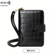 Portafoglio nero in pelle con texture coccodrillo, protezione RFID, cinturino da polso, chiusura a bottone. Elegante e sicuro per carte e contanti.
