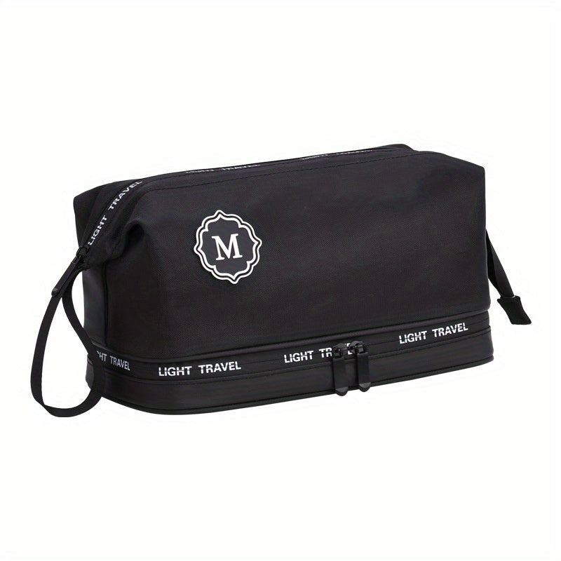 Borsa da viaggio nera con logo "M", cerniera superiore, manico laterale e scritta "Light Travel". Ideale per organizzare accessori da viaggio.