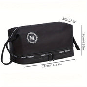 Borsa da viaggio nera con cerniera, logo "M", dimensioni 27x16x4 cm. Ideale per cosmetici, accessori, organizzazione bagagli.