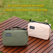 Borse da viaggio impermeabili, verde e beige, su tavolo di legno all'aperto. Design separazione asciutto-bagnato, grande capacità, ideali per campeggio.