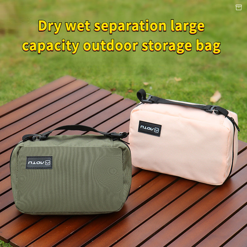 Borse da viaggio impermeabili, verde e beige, su tavolo di legno all'aperto. Design separazione asciutto-bagnato, grande capacità, ideali per campeggio.