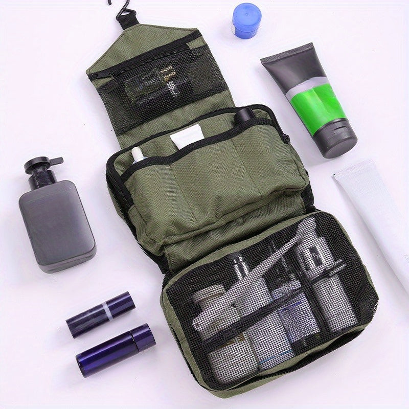 Borsa da toilette verde aperta con scomparti, contenente flaconi e accessori da viaggio. Articoli da bagno e cosmetici disposti intorno.