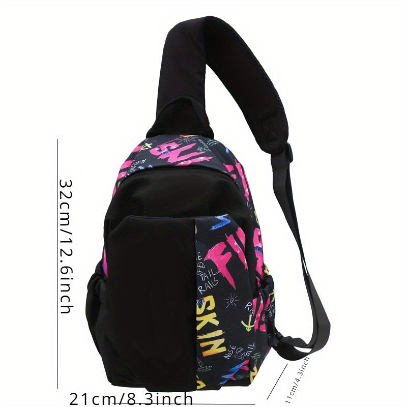 Zaino monospalla nero con scritte colorate, dimensioni 32x21 cm, ideale per scuola e tempo libero. Design moderno e pratico.